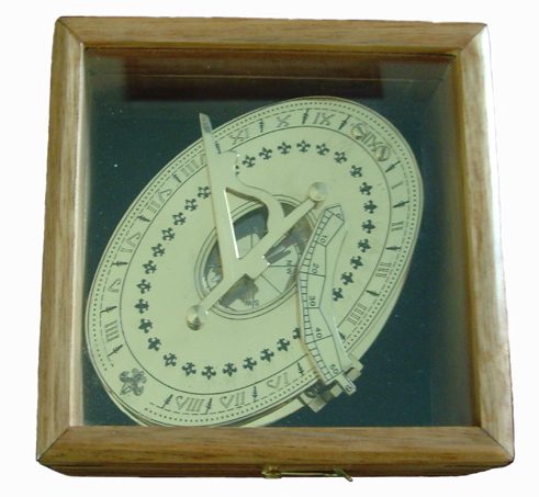 P ackaged by wooden box with glass cover